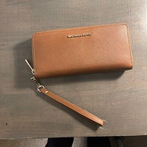 MICHAEL KORS Brown Leather Continental Wristlet